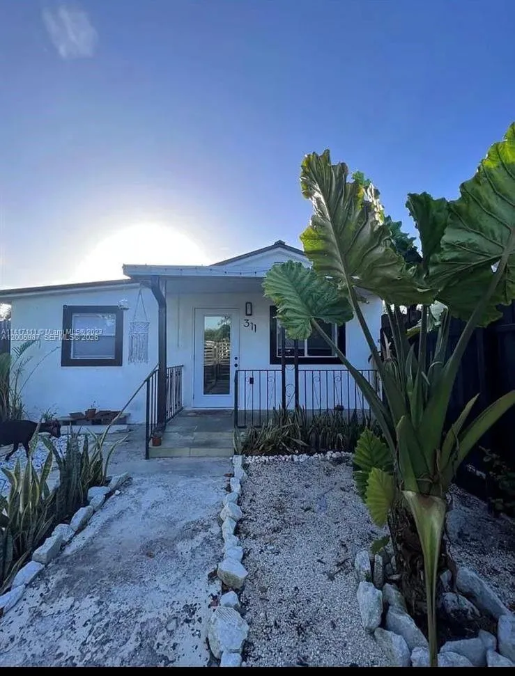 311 NW 32nd Ct, Miami FL 33125