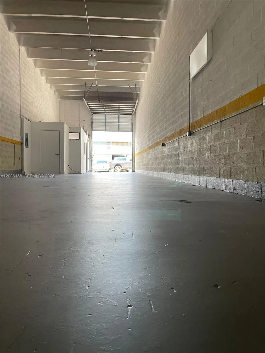 8092 NW 67th St, Medley FL 33166