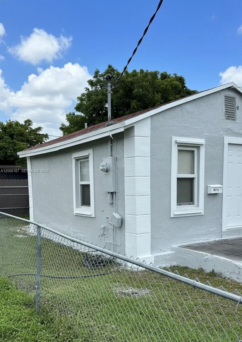 2103 NW 57th St, Miami FL 33142