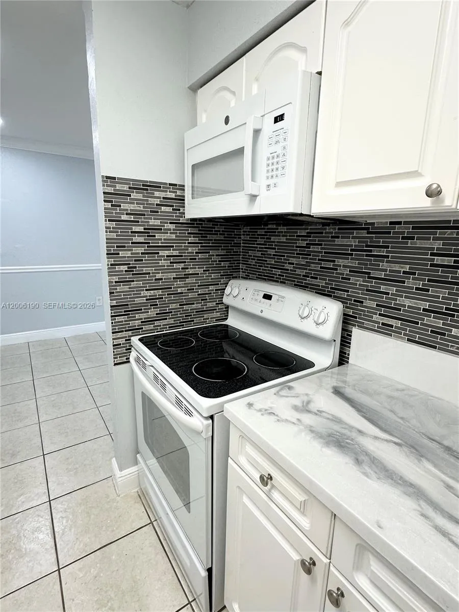 9405 SW 76th St # Y32, Miami FL 33173