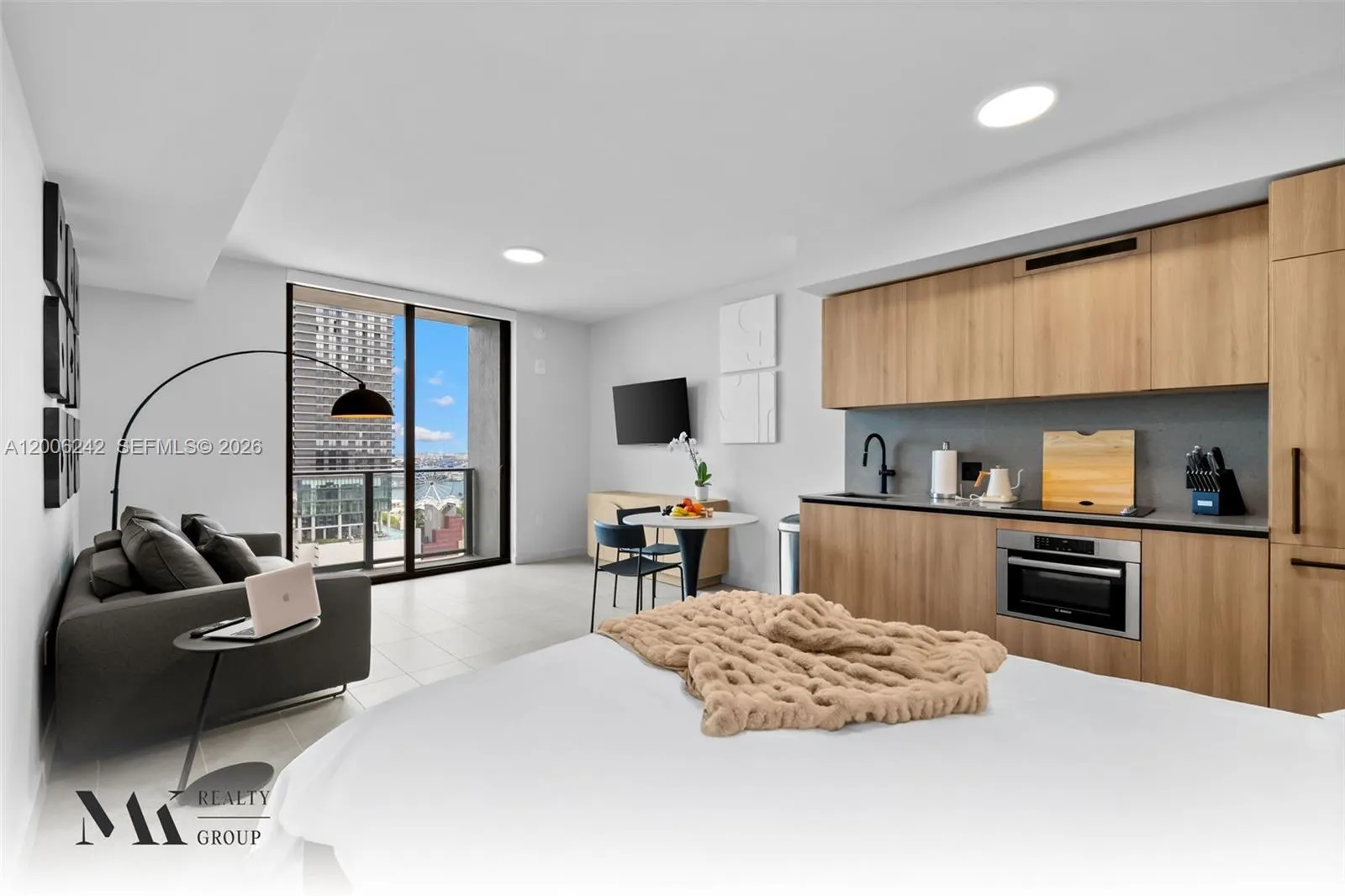 121 NE 5 # 2700, Miami FL 33132