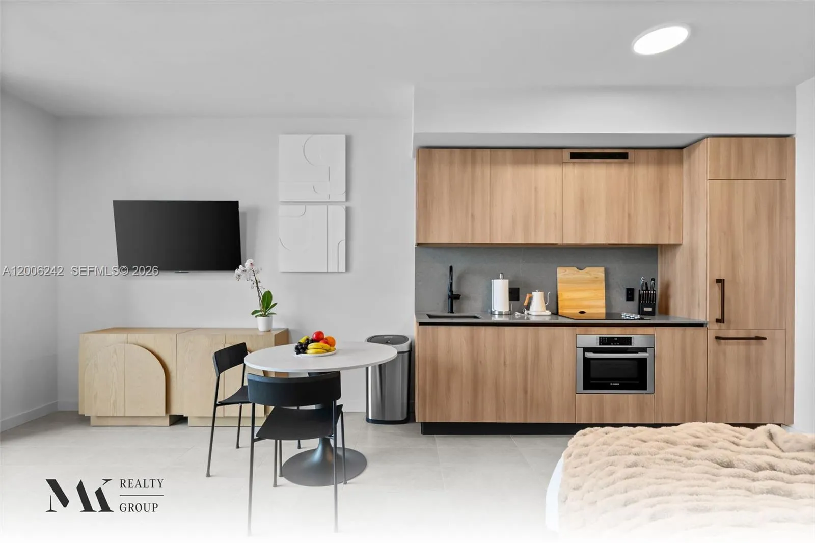 121 NE 5 # 2700, Miami FL 33132