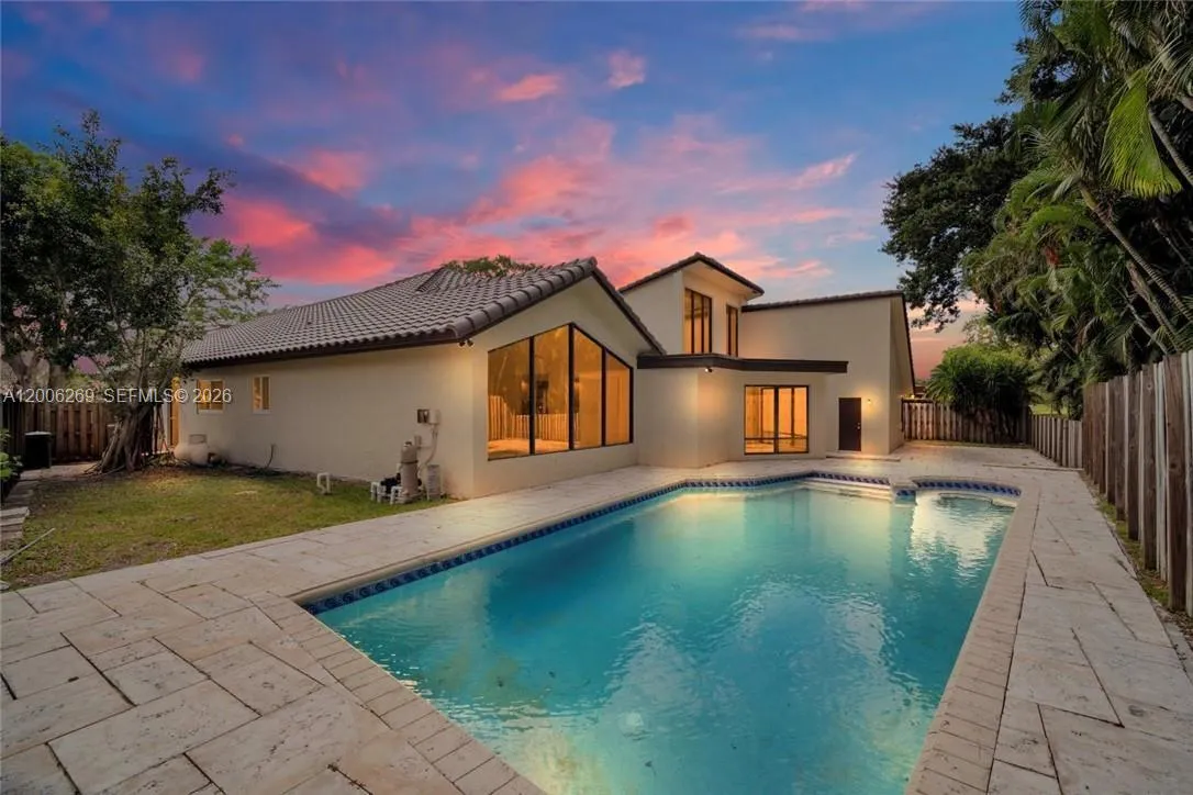 8881 N Lake Dasha Dr, Plantation FL 33324