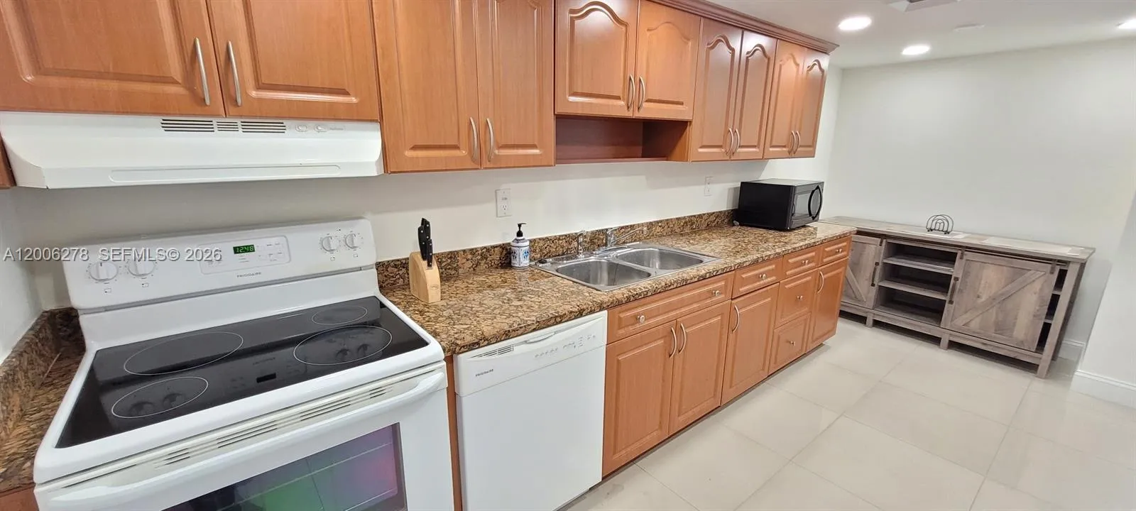 18011 Biscayne Blvd # 402, Aventura FL 33160