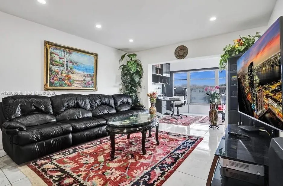 4706 NW 36th St # 605, Lauderdale Lakes FL 33319