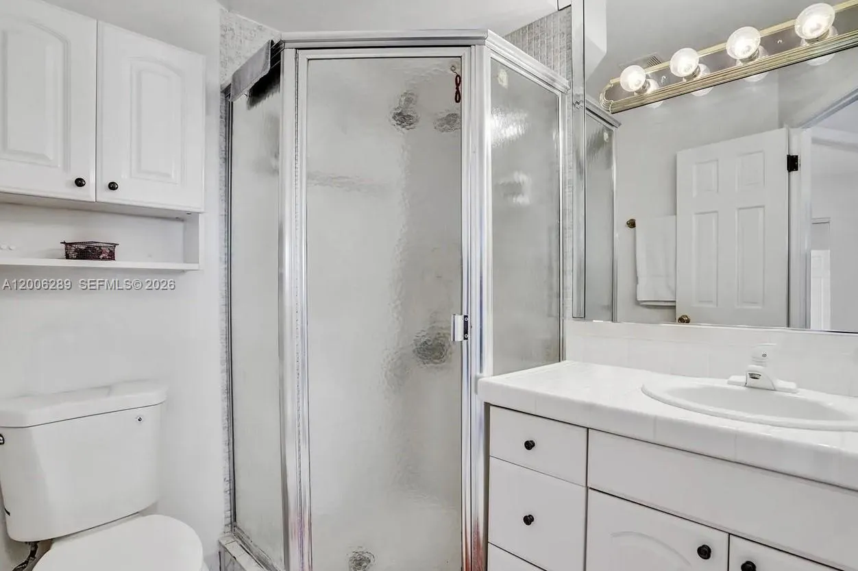 4706 NW 36th St # 605, Lauderdale Lakes FL 33319