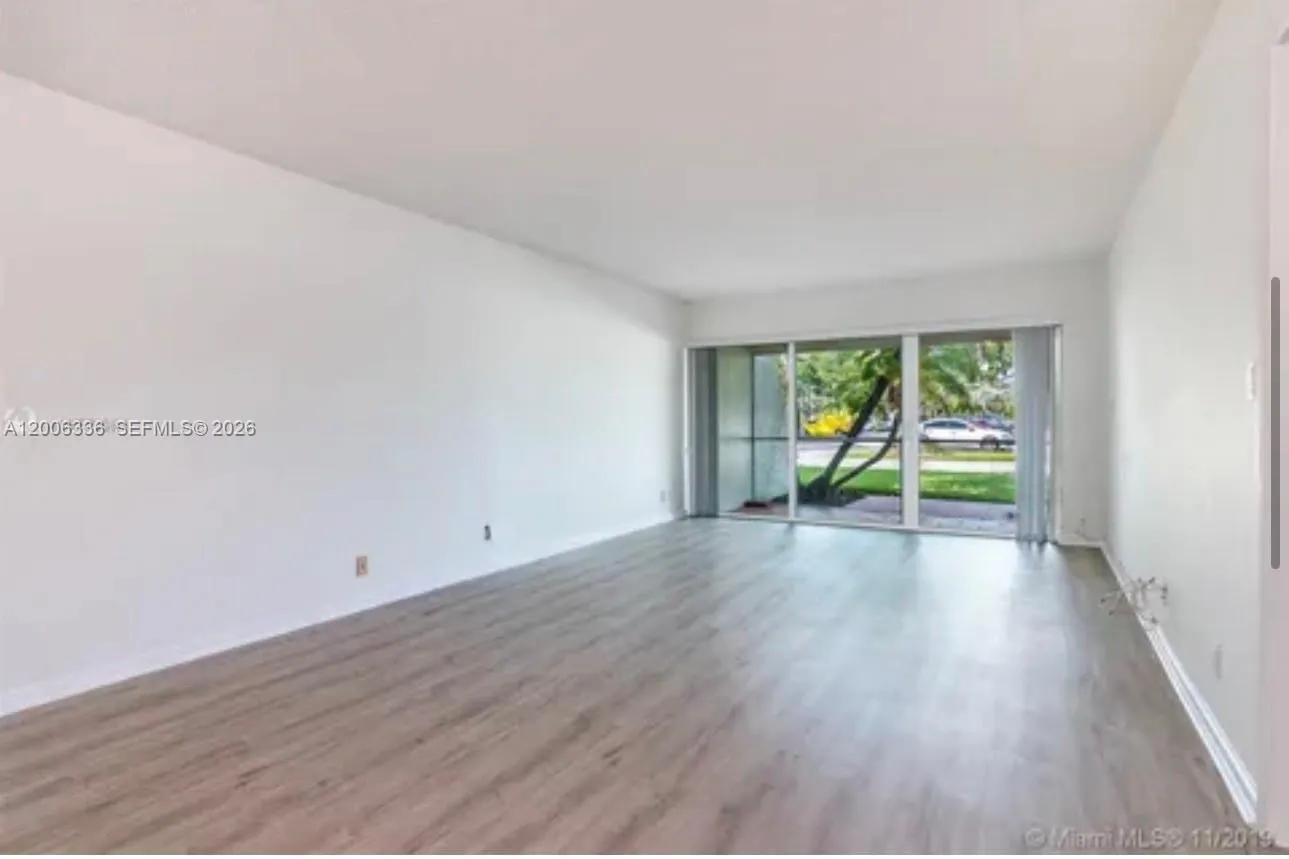100 Lakeview Dr # 112, Weston FL 33326