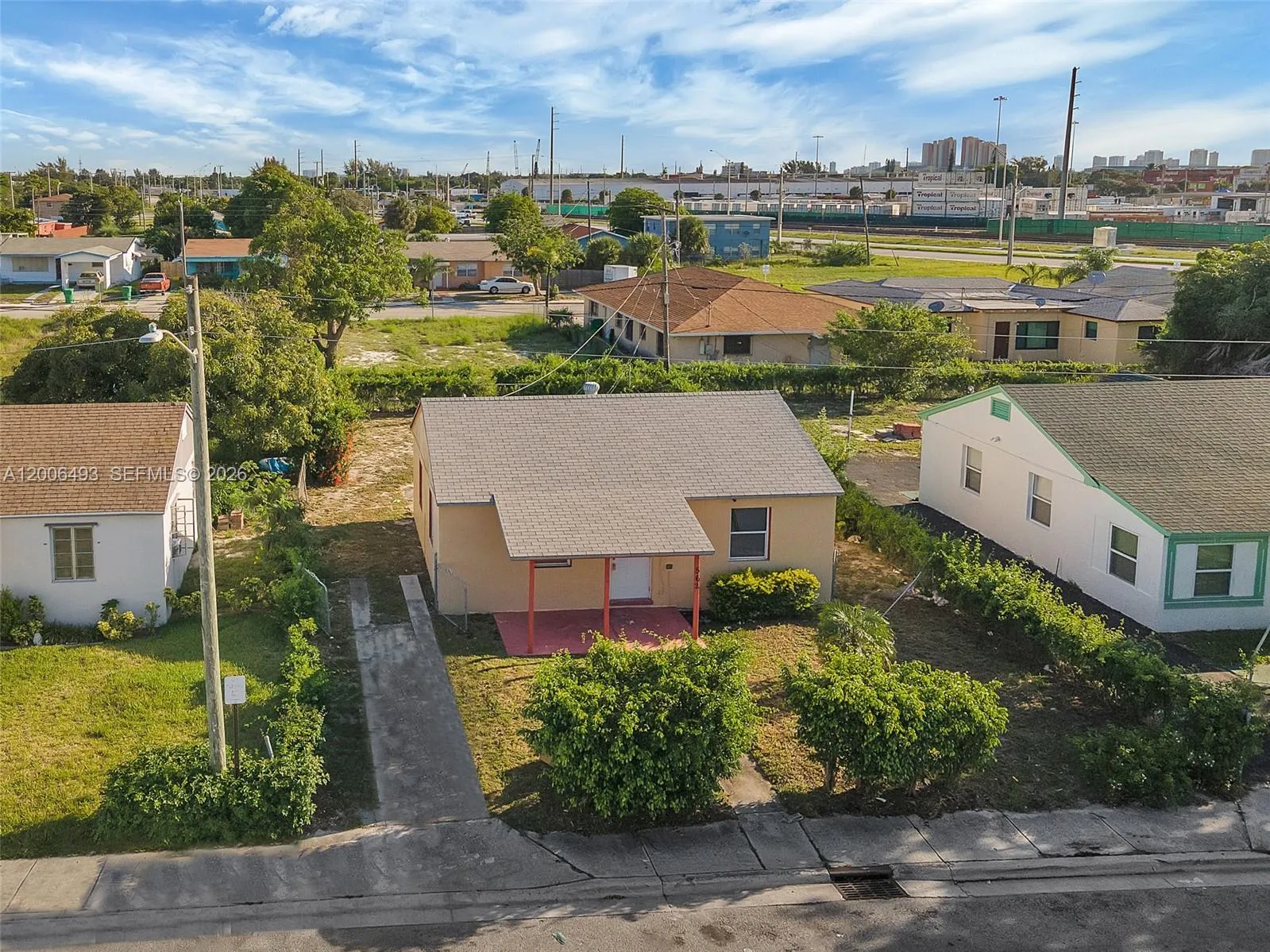 562 W 4th St, Riviera Beach FL 33404