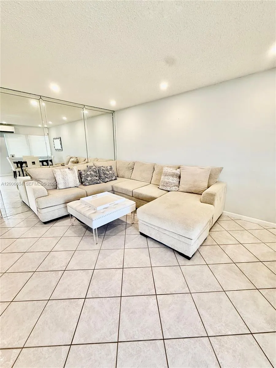 800 SW 11th Ave # 19A, Hallandale Beach FL 33009