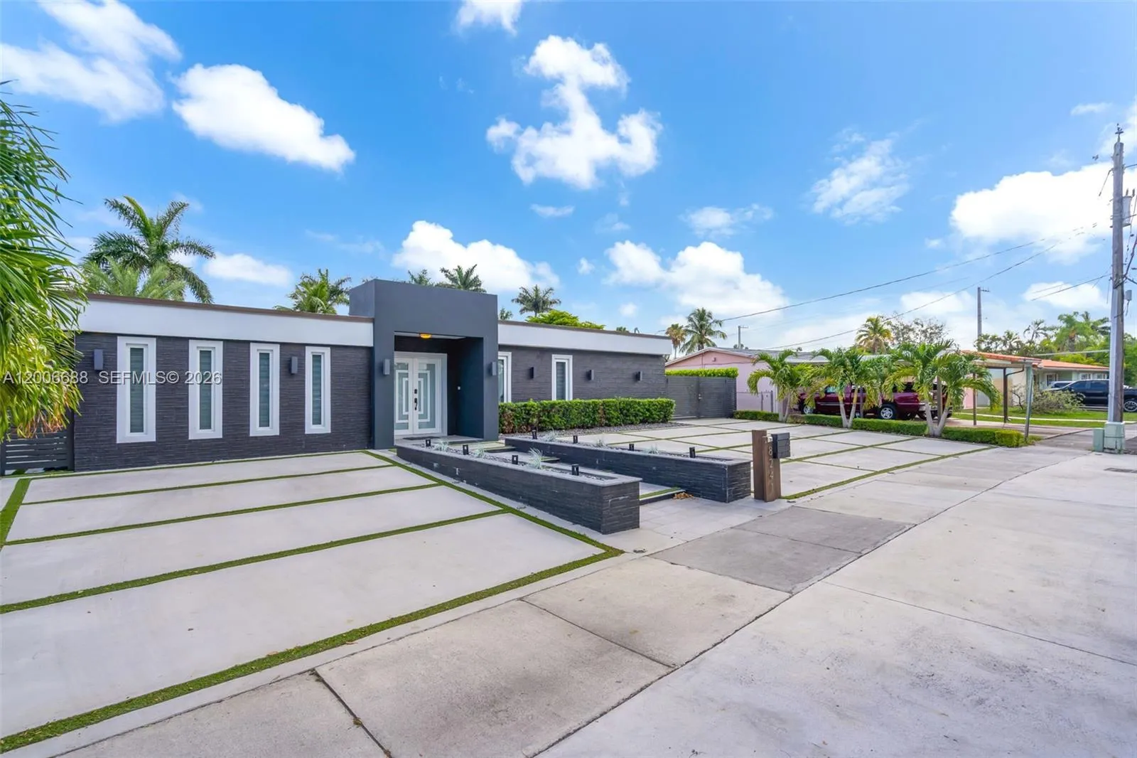 8241 NW 182nd St, Hialeah FL 33015