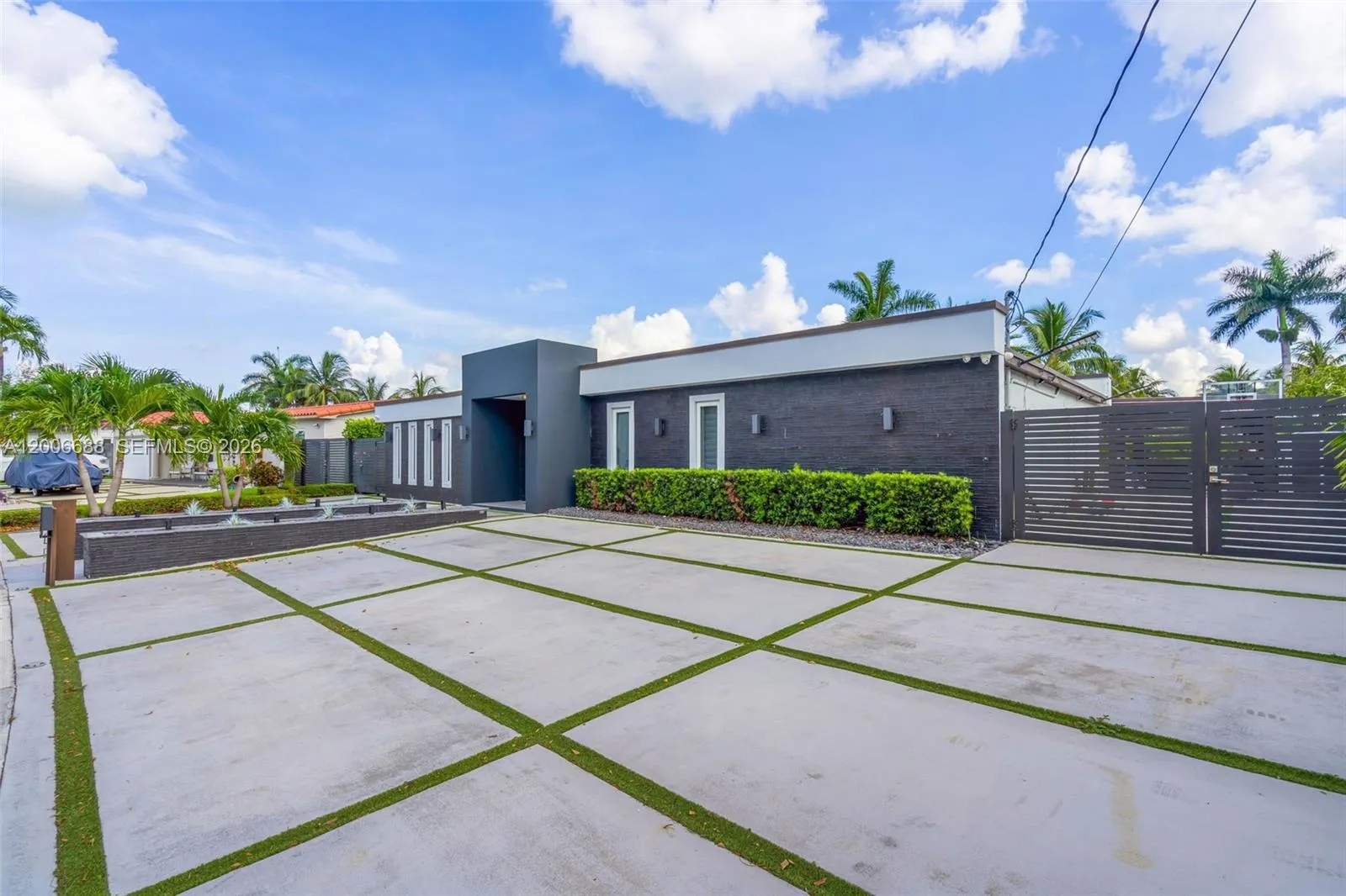 8241 NW 182nd St, Hialeah FL 33015