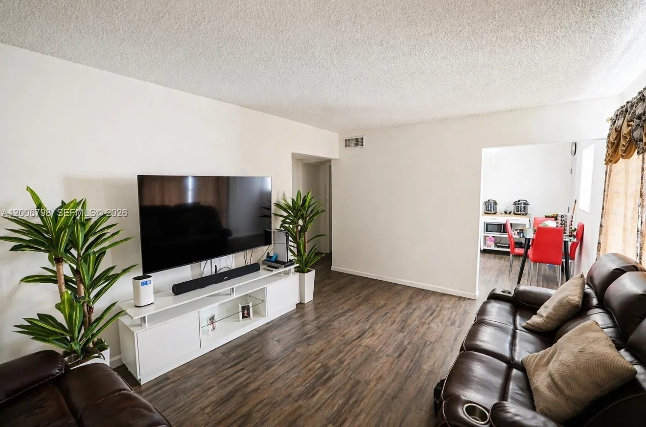 6031 W Flagler St # 8, Miami FL 33144