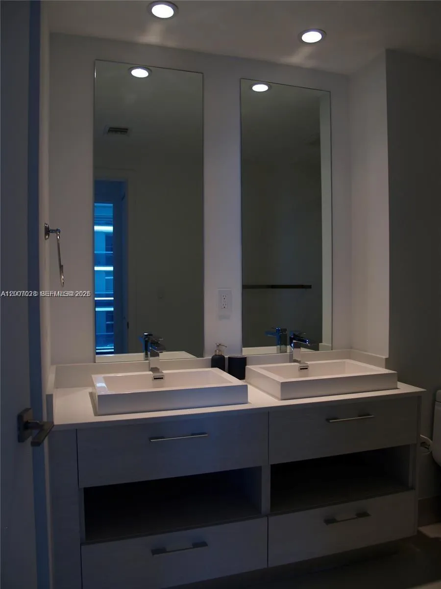 55 SW 9th St # 2502, Miami FL 33130