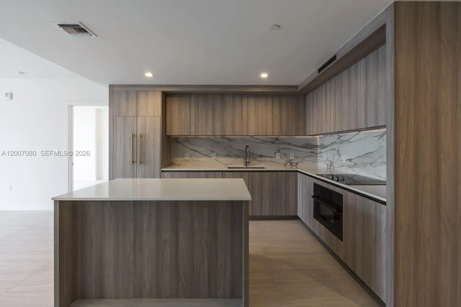 77 SE 5th St, Miami FL 33131