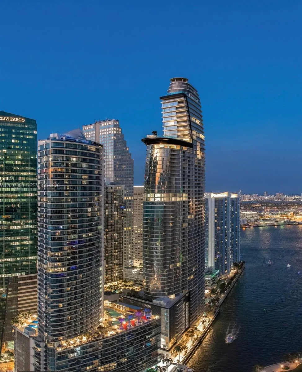 77 SE 5th St, Miami FL 33131