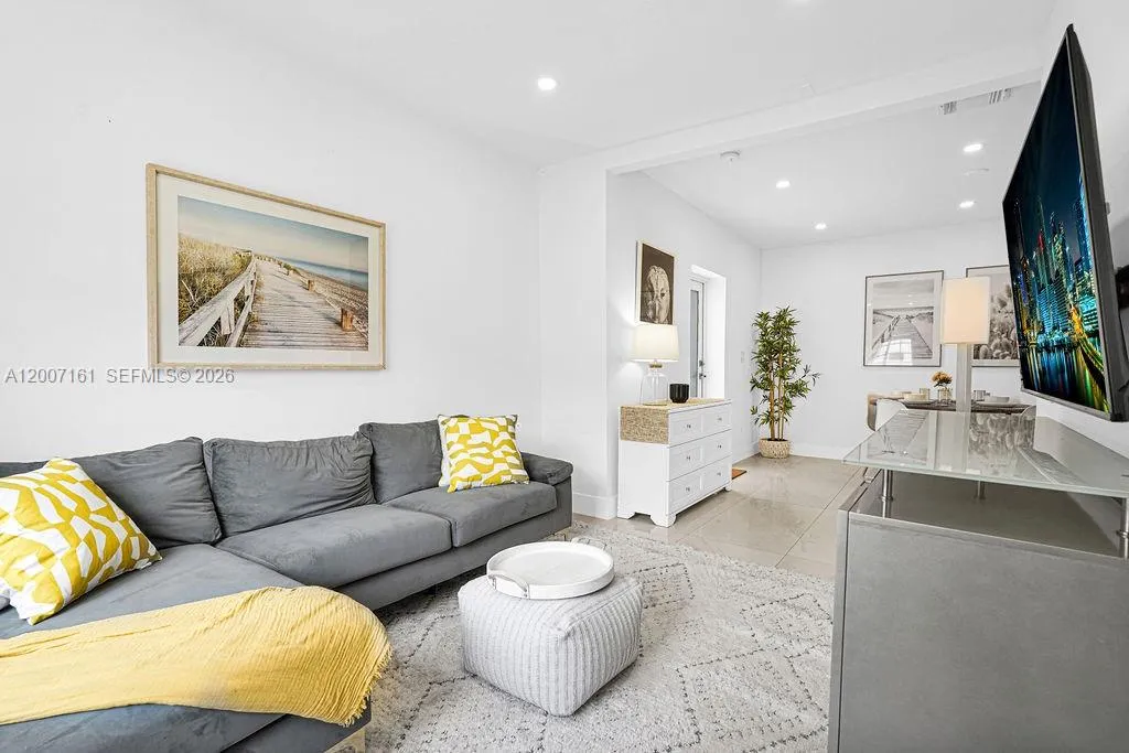 570 NW 48th St, Miami FL 33127