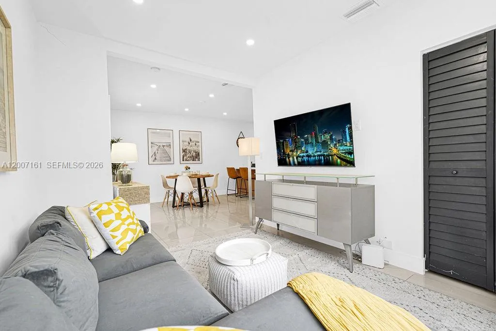 570 NW 48th St, Miami FL 33127