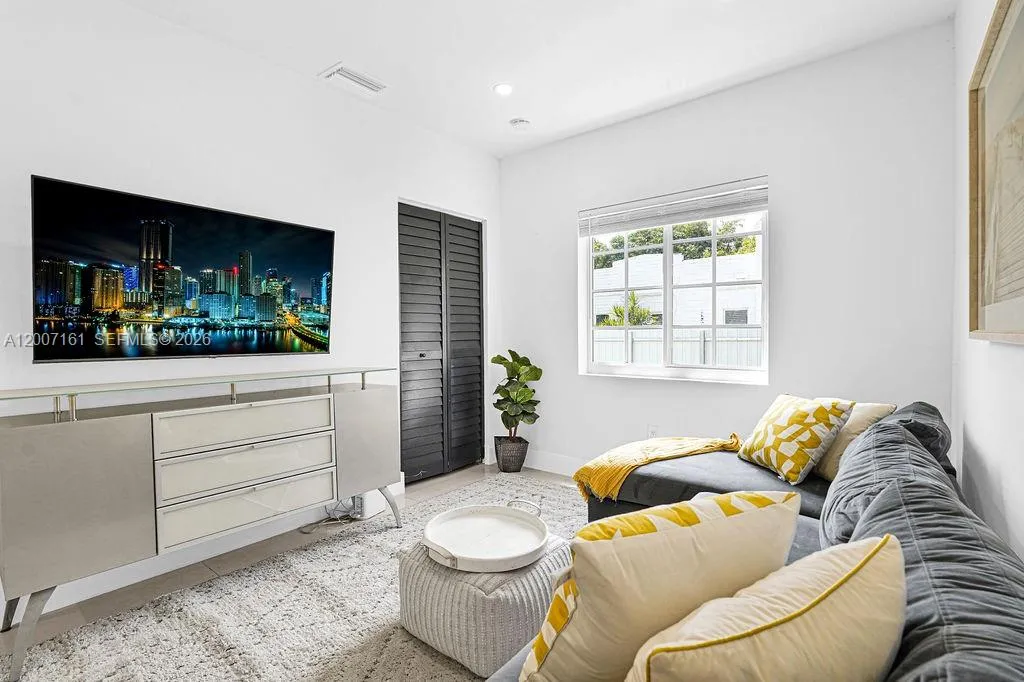 570 NW 48th St, Miami FL 33127