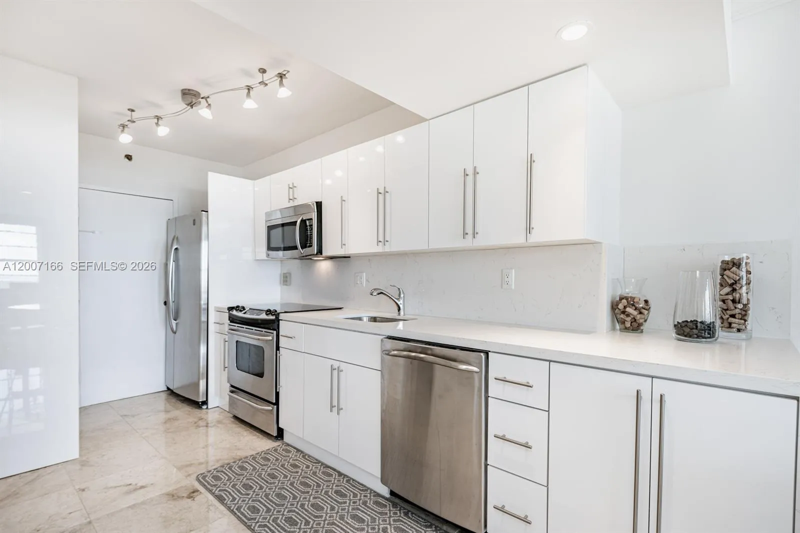 100 LINCOLN RD # 944, Miami Beach FL 33139