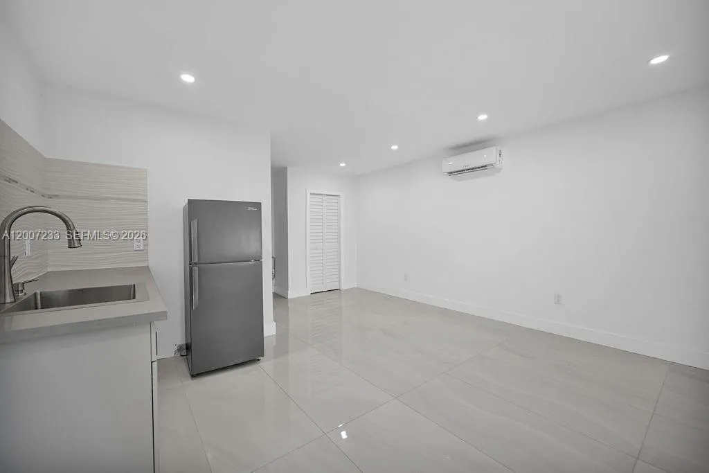 570 NW 48th St, Miami FL 33127