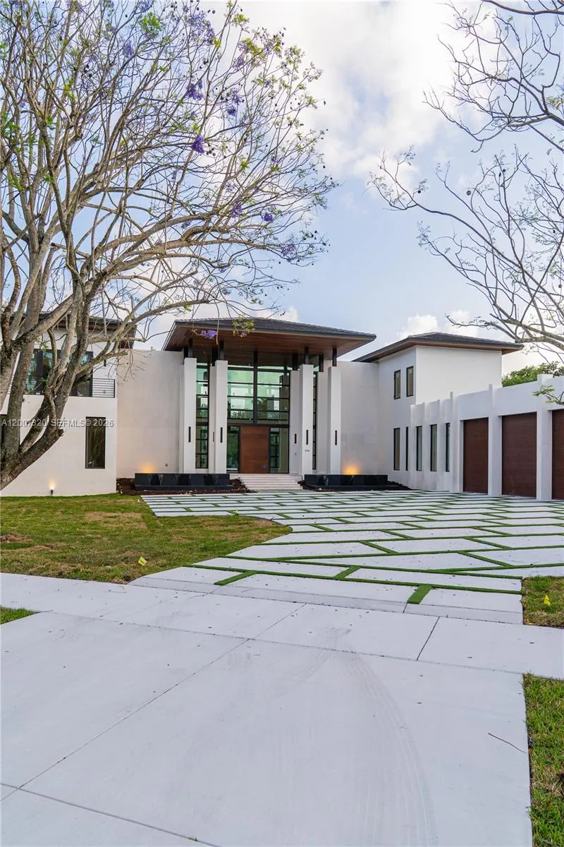 6290 Chapman Field Dr, Pinecrest FL 33156