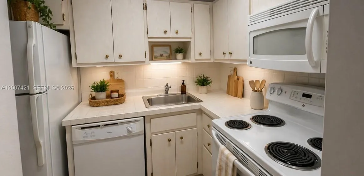 2899 Collins Ave # 1040, Miami Beach FL 33140