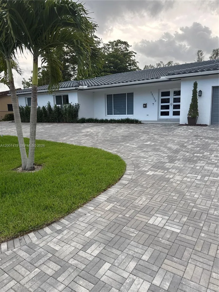 19150 S Saint Andrews Dr, Hialeah FL 33015