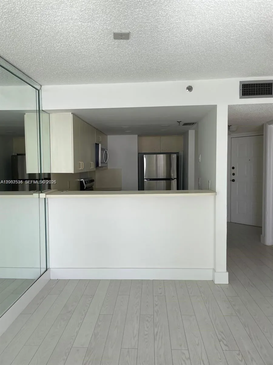 5880 Collins Ave # 1006, Miami Beach FL 33140