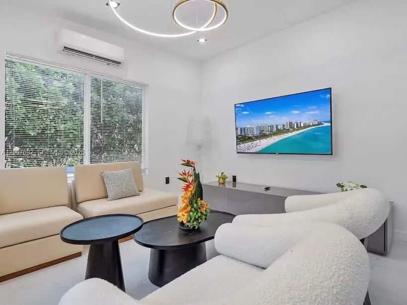 545 NW 52nd St, Miami FL 33127