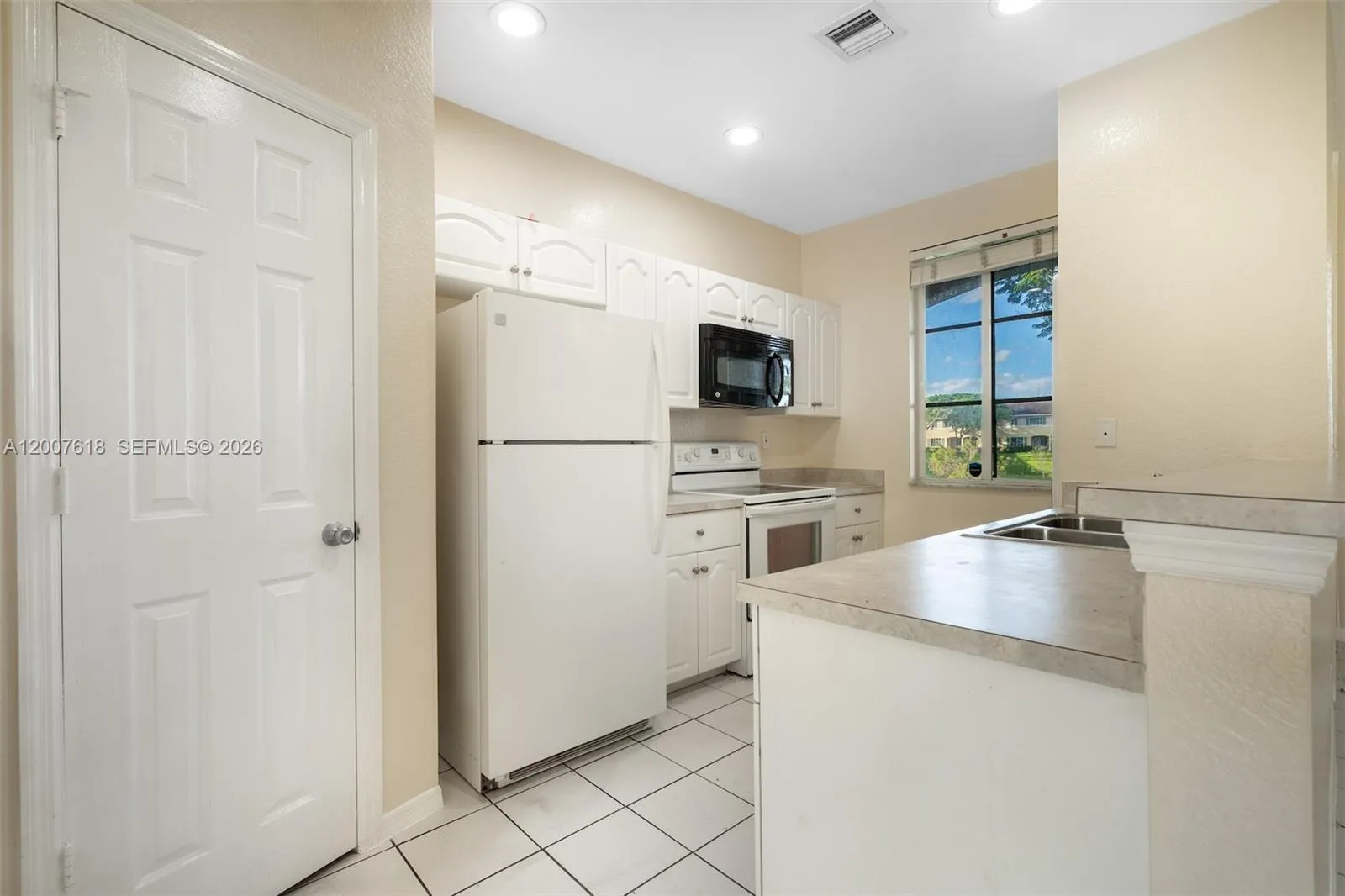 6051 SW 19th Pl, North Lauderdale FL 33068