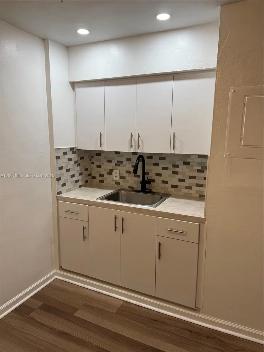 645 NE 35 # 1, Oakland Park FL 33334