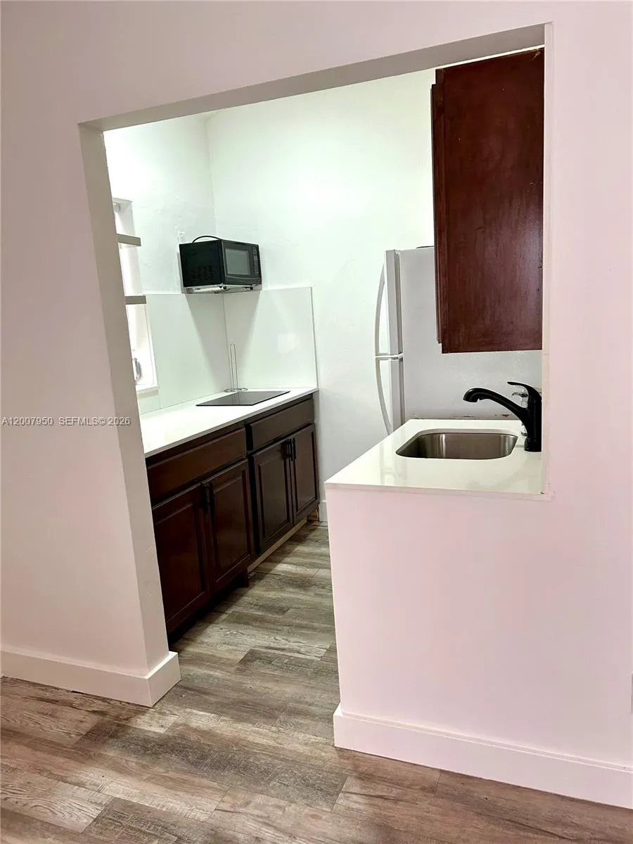 215 30th St # 17, Miami Beach FL 33140