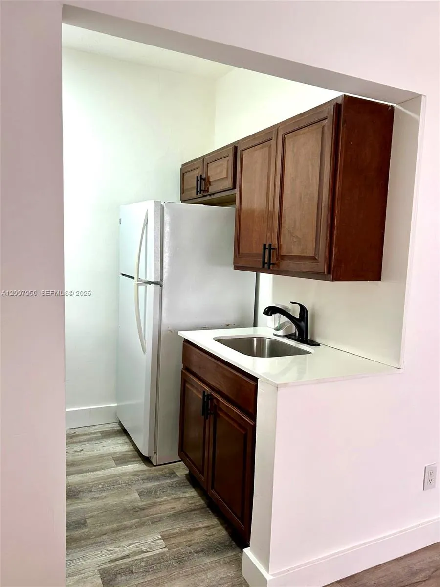 215 30th St # 17, Miami Beach FL 33140