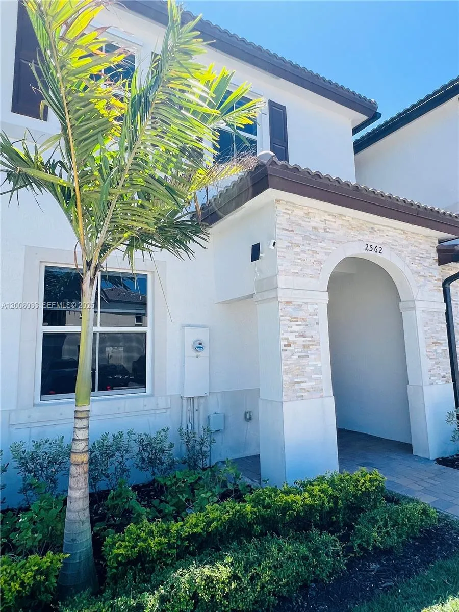 2562 SE 29th St, Homestead FL 33035