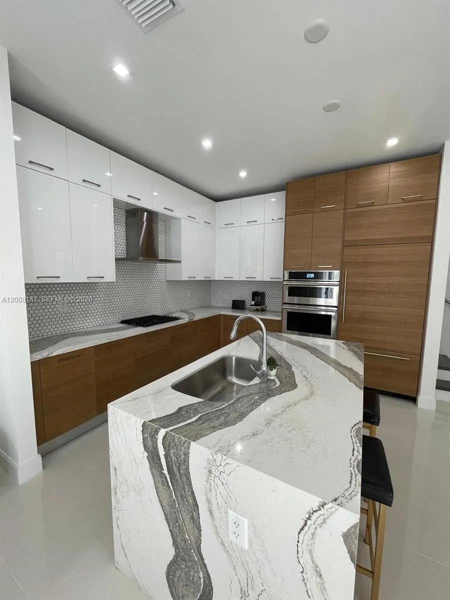 8283 NW 44th St, Doral FL 33166