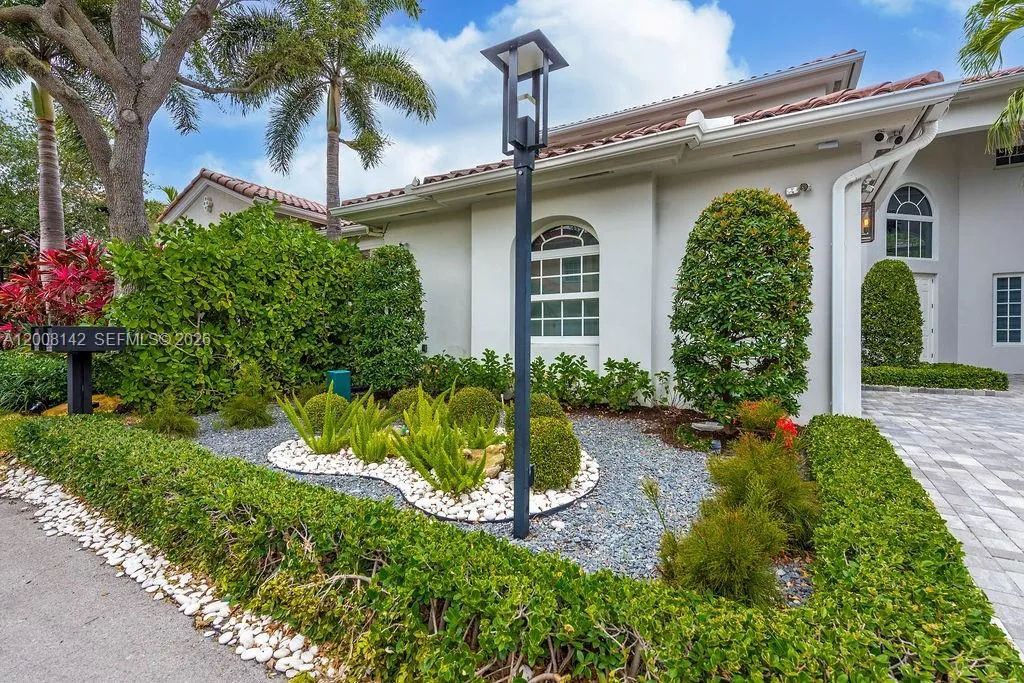 3949 194th Ln, Sunny Isles Beach FL 33160