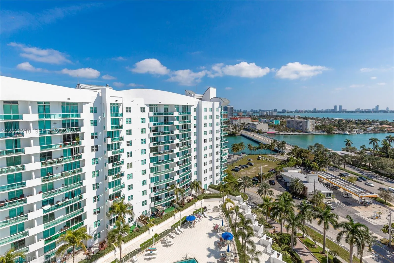 7900 Harbor Island Dr, North Bay Village FL 33141