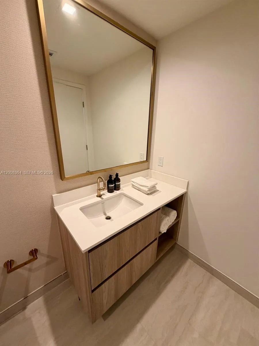77 SE 5 # 1906, Miami FL 33131-2507