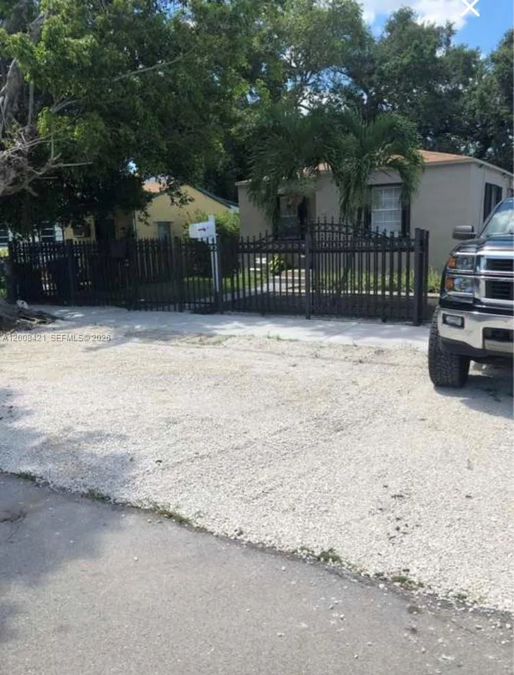 1342 NW 42nd St, Miami FL 33142