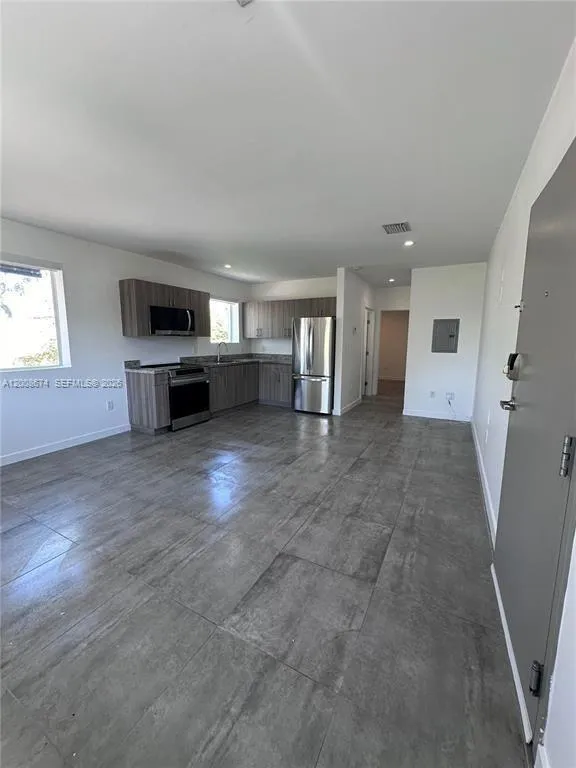 165 NW 39th St # 6, Miami FL 33127