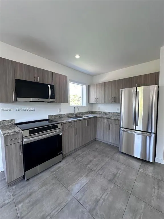 165 NW 39th St # 6, Miami FL 33127