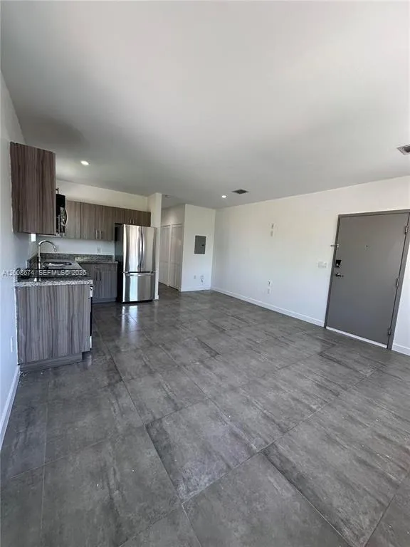 165 NW 39th St # 6, Miami FL 33127