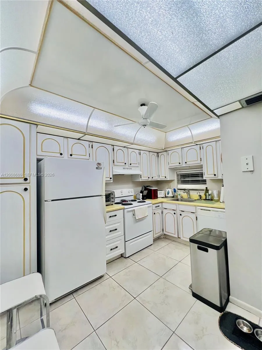 9820 S Hollybrook Lake Dr # 202, Pembroke Pines FL 33025