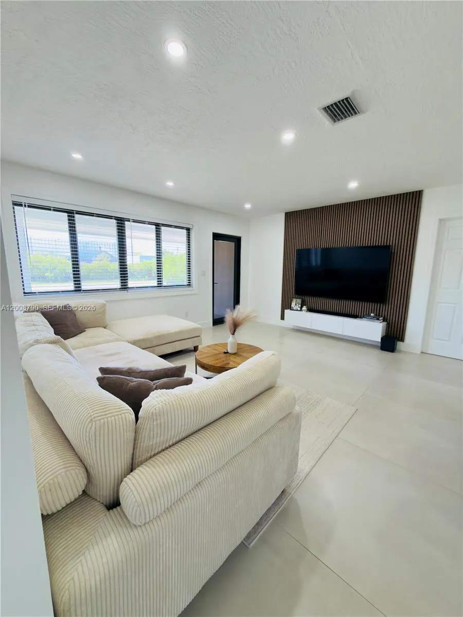 1524 NE 14th Ter, Fort Lauderdale FL 33304