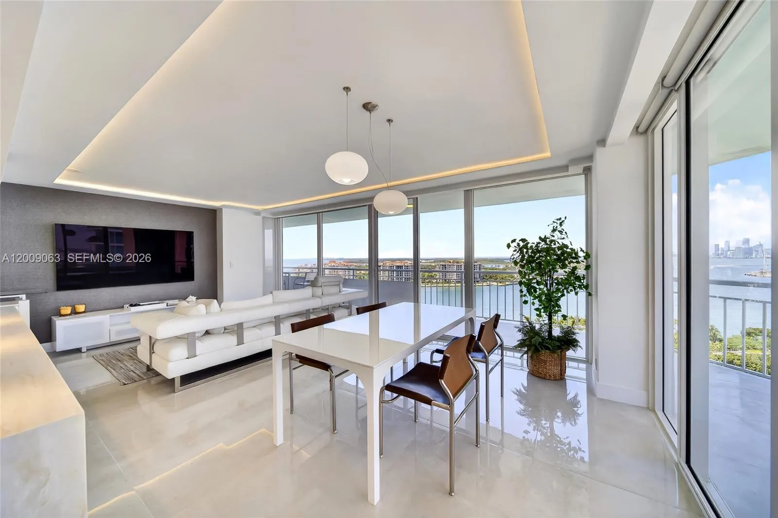 400 S Pointe Dr # 2009, Miami Beach FL 33139