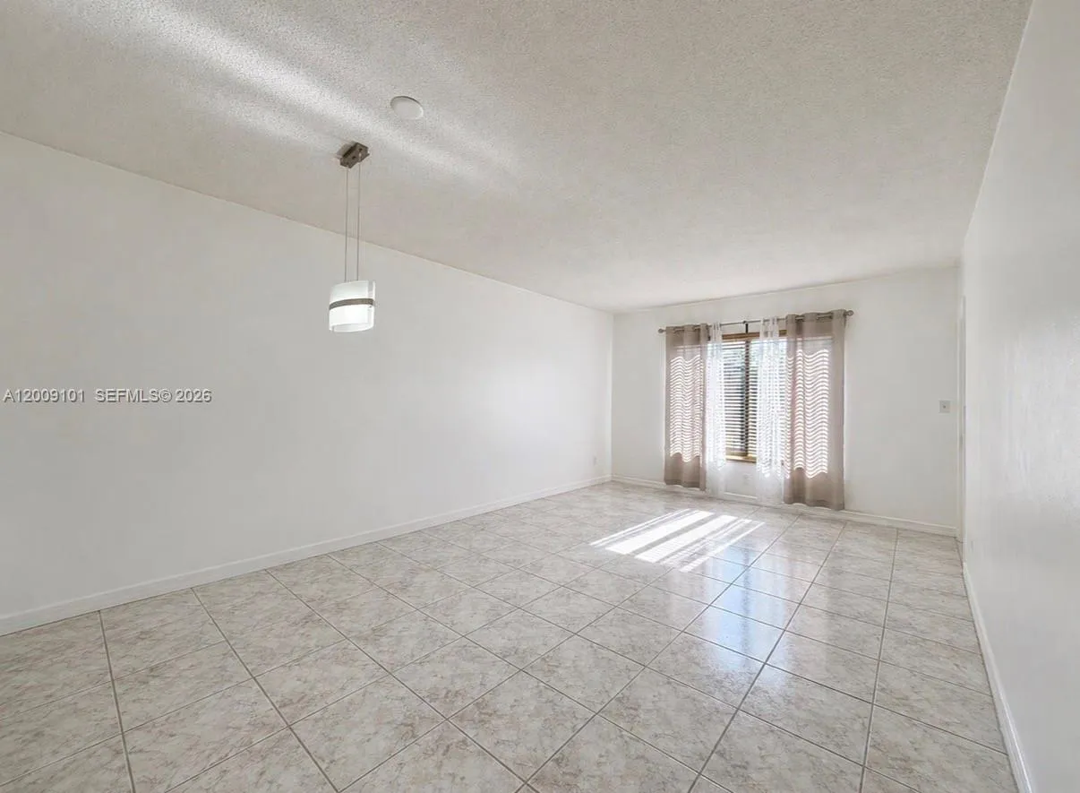 160 Royal Palm Rd # 214, Hialeah Gardens FL 33016