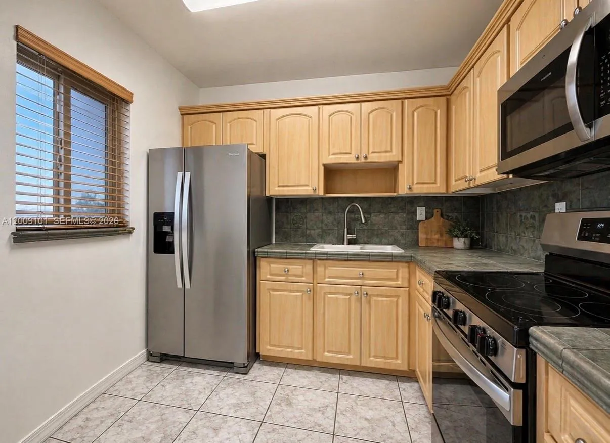 160 Royal Palm Rd # 214, Hialeah Gardens FL 33016