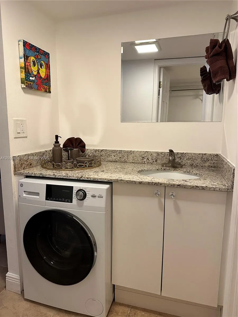 6039 Collins Ave # 1510, Miami Beach FL 33140