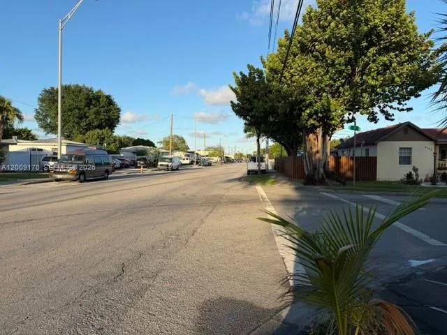 890 E 52nd St, Hialeah FL 33013