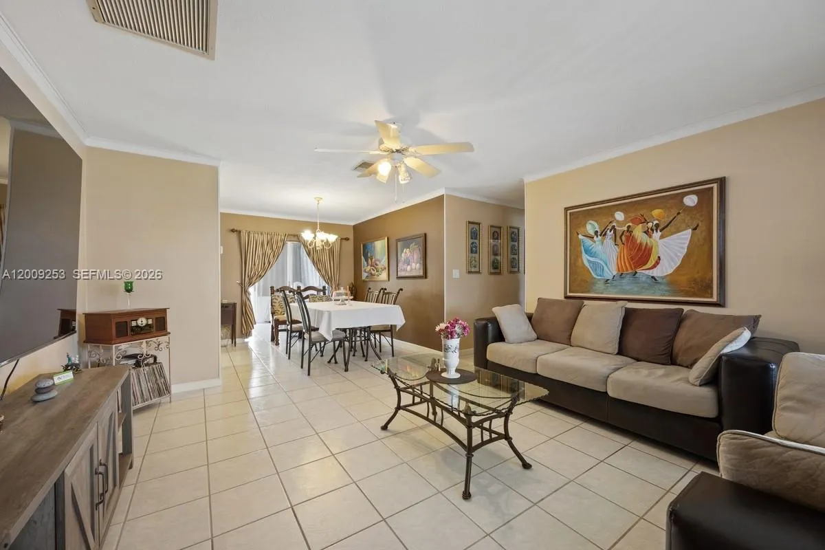 124 SW 10th St, Boynton Beach FL 33426